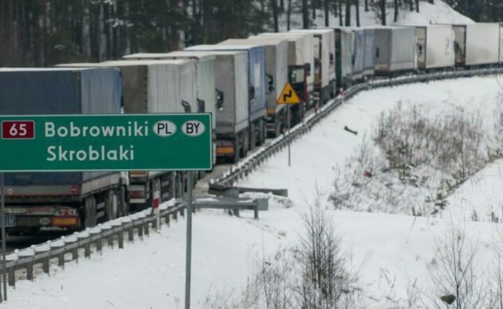 ciężarówki w kolejce do przejścia granicznego z Białorusią / autor: Maria Katarzyna/ Twitter