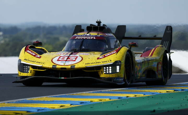 Bolid zespołu AF Corse, bazujący na Ferrari 499, którym Robert Kubica wygrał prestiżowy wyścig 24 Le Mans / autor: PAP/ EPA/YOAN VALAT