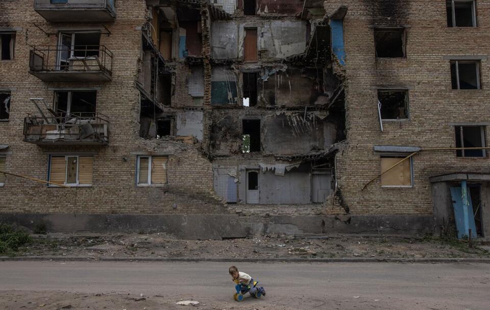 Zdjęcie ilustracyjne/ Zniszczenia we wsi Horenka w obwodzie kijowskim / autor: PAP/EPA/ROMAN PILIPEY