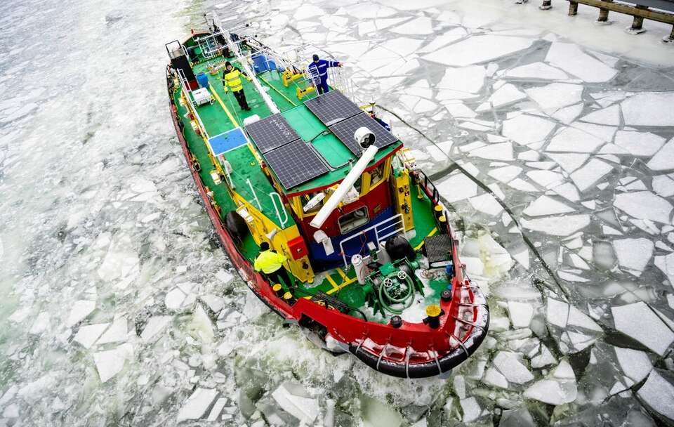 Akcja łamania lodu na Wiśle Śmiałej w Gdańsku / autor: PAP/Marcin Gadomski