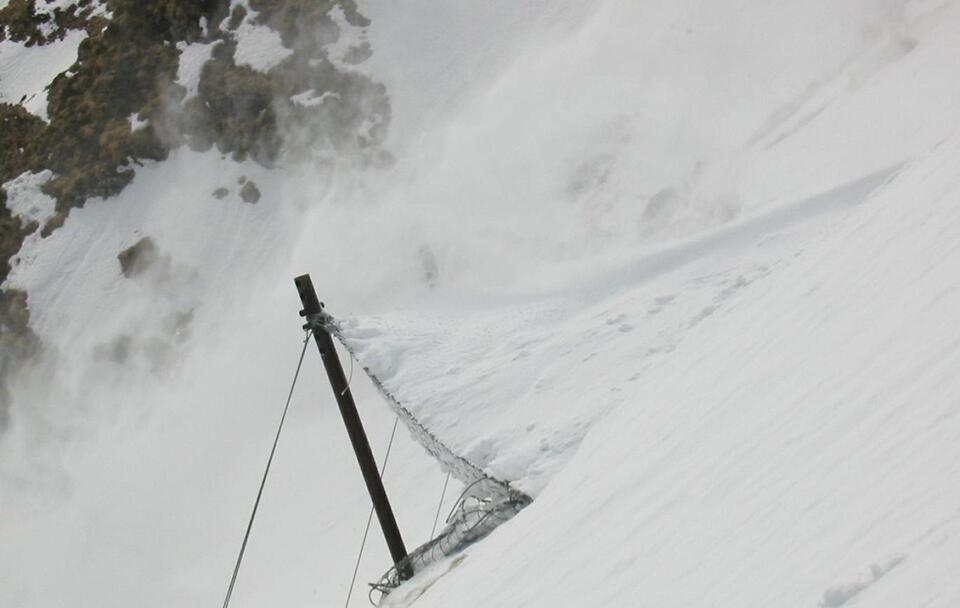 Lawina porwała 10 narciarzy w Austrii. Jedna osoba uratowana