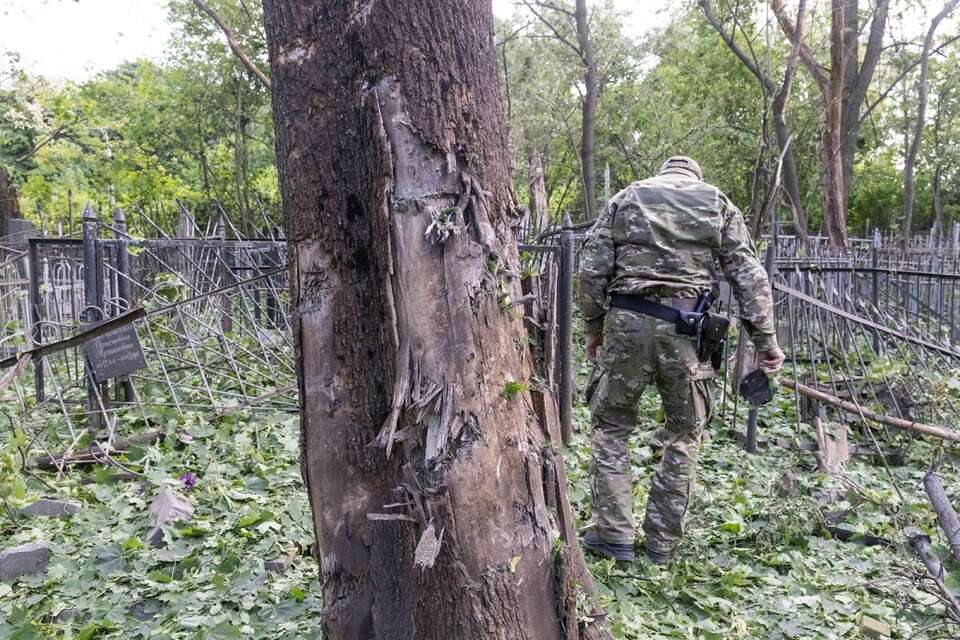  Zniszczenia w miejscu ataku rakietowego wojsk rosyjskich na przedmieście Charkowa / autor: PAP/Yevhen Titov