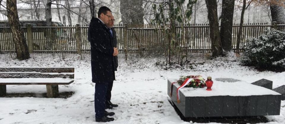 Premier Morawiecki złożył wieniec i zapalił znicz na grobach żołnierzy Brygady Świętokrzyskiej Narodowych Sił Zbrojnych. / autor: Twitter Kancelaria Premiera
