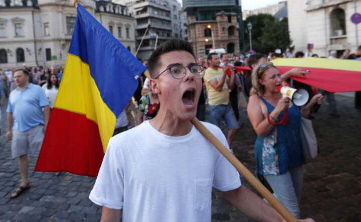 Demonstranci na ulicach Bukaresztu: "Rumunia jest zabijana!" / autor: PAP/EPA/Robert Ghement