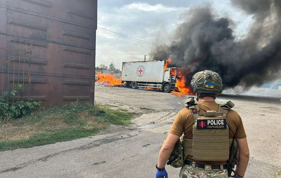 Pożar ciężarówki Czerwonego Krzyża na Ukrainie / autor: PAP/EPA/NATIONAL POLICE OF UKRAINE HANDOUT