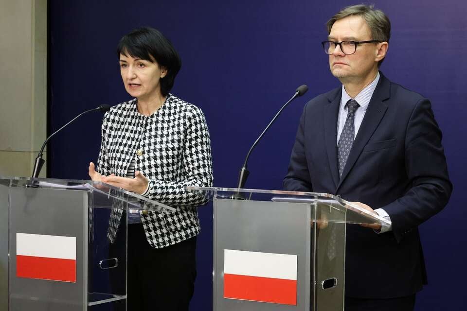 Wiceminister spraw zagranicznych Henryka Mościcka-Dendys (L) i rzecznik prasowy MSZ Paweł Wroński (P) podczas konferencji prasowej. / autor: PAP/Albert Zawada