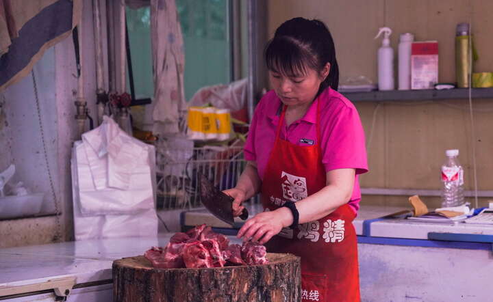 Sprzedaż mięsa na targu w Pekinie / autor: WU HAO/EPA/PAP