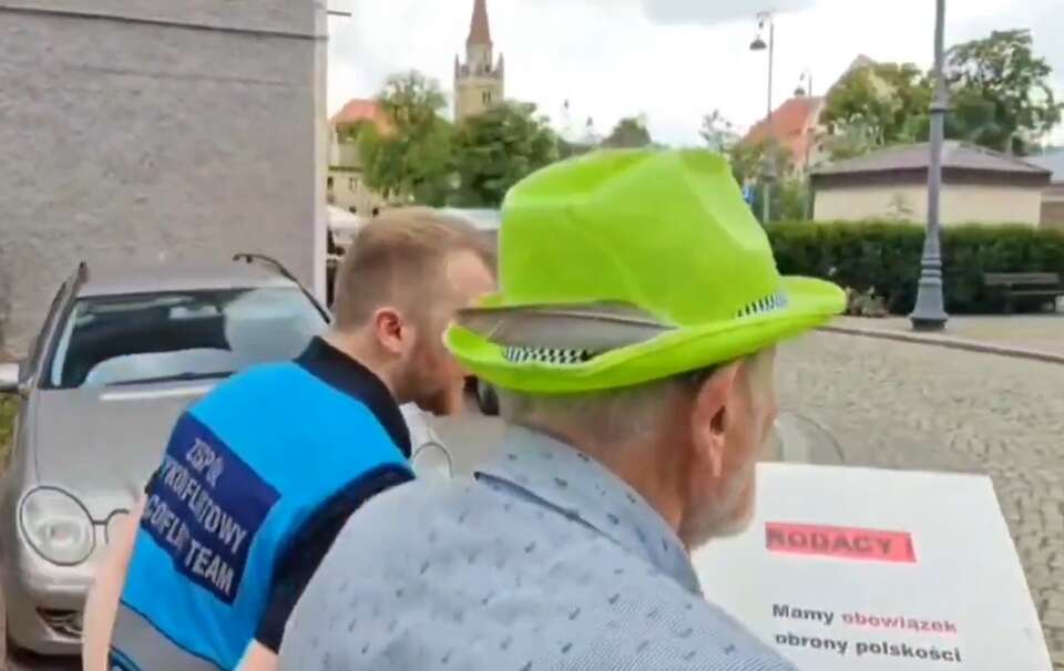 Policja naciskała na mężczyznę  / autor: @RBakiewicz