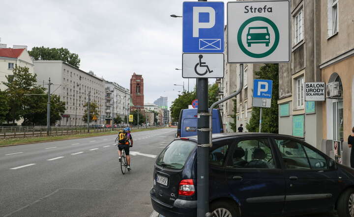 Znak drogowy informujący o strefie czystego transportu na pl. Narutowicza w Warszawie / autor: PAP/Albert Zawada