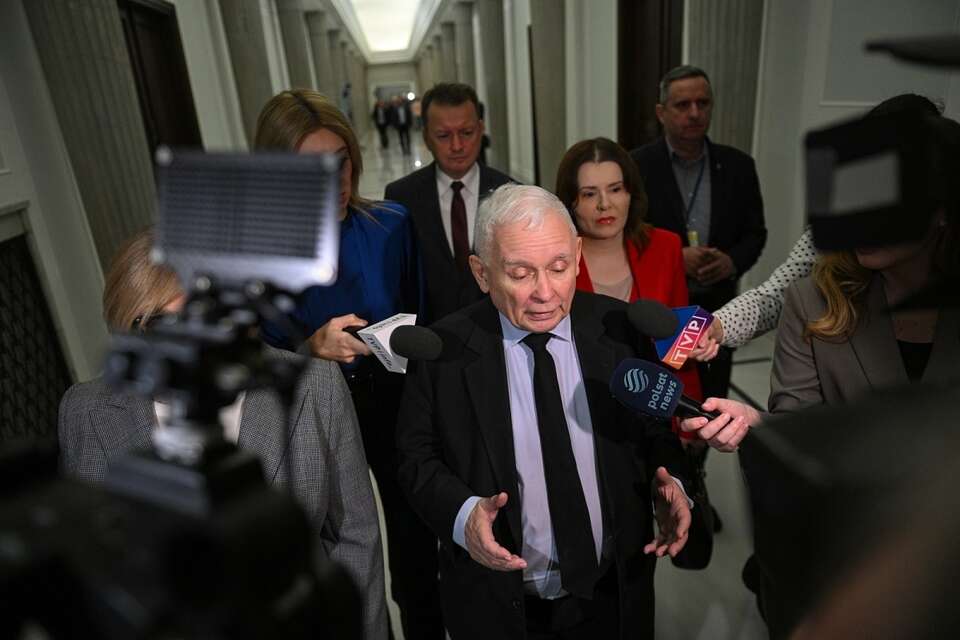 Prezes PiS Jarosław Kaczyński udziela wypowiedzi na korytarzu Sejmu. / autor: PAP/Marcin Obara