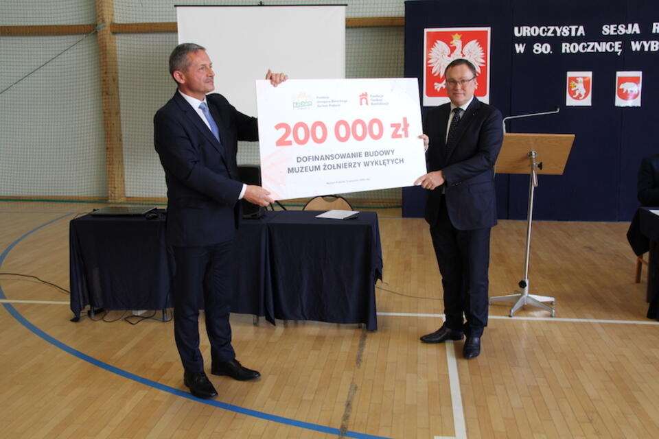 Senator Grzegorz Bierecki przekazuje czek na ręce burmistrza Jerzego Rębka / autor: M. Czutko/Fratria