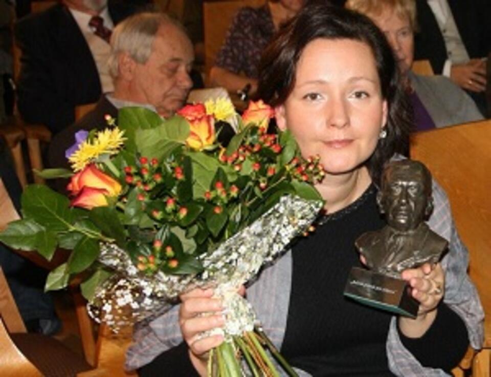 Renata Lis z pamiątkową statuetką (wyróżnienie jury nagrody Literackiej im. Józefa Mackiewicza)