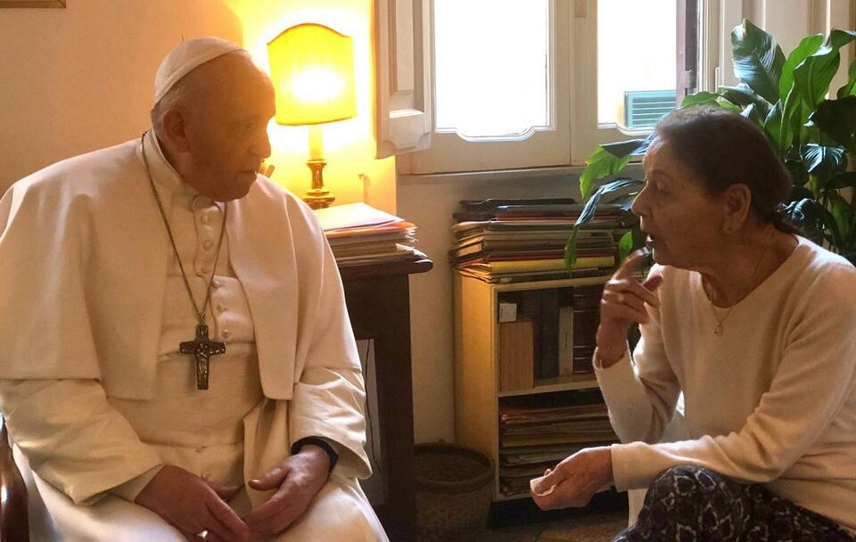 Papież Franciszek w sobotę odwiedził w domu w Rzymie ocalałą z Holokaustu, urodzoną na Węgrzech pisarkę, poetkę i reżyserkę Edith Bruck / autor: PAP/EPA/VATICAN MEDIA HANDOUT