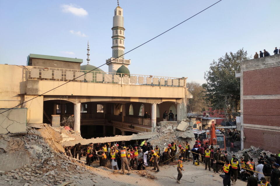 Ratownicy na miejscu wybuchu w meczecie w Peszawarze w Pakistanie, 30 stycznia 2023 r. / autor: PAP/EPA/BILAWAL ARBAB