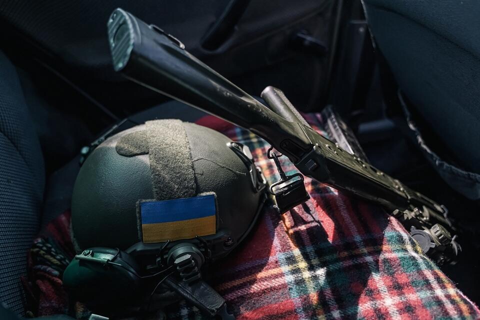 Hełm i karabin ukraińskiego żołnierza na linii frontu w regionie Donbasu / autor: PAP/Vladyslav Karpovych