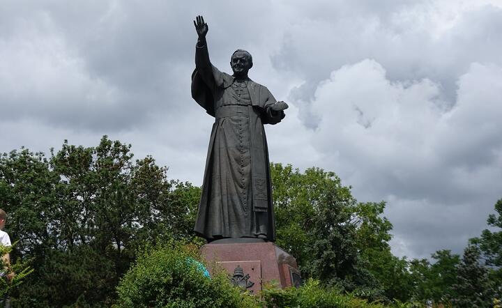 Pomnik Jana Pawła II przy klasztorze na Jasnej Górze / autor: Fratria/MK