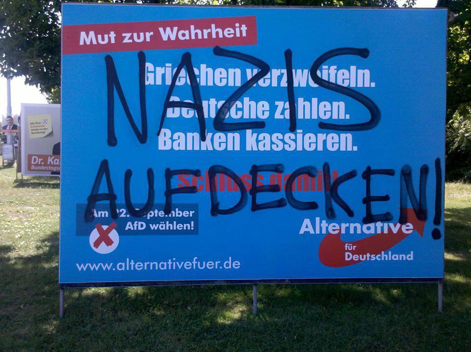 Zamazany billboard wyborczy AfD lewackim hasłem: "Zdemaskować nazistów!"