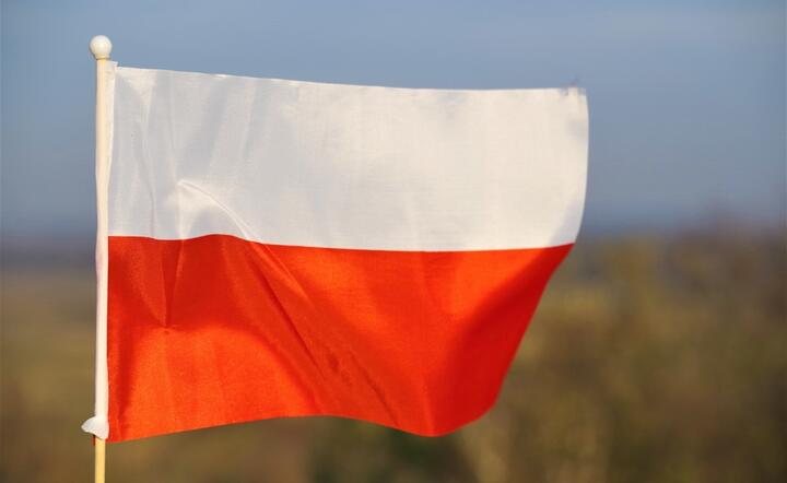 Polska flaga jest złożona z dwóch poziomych pasów – białego i czerwonego / autor: Fratria / KK