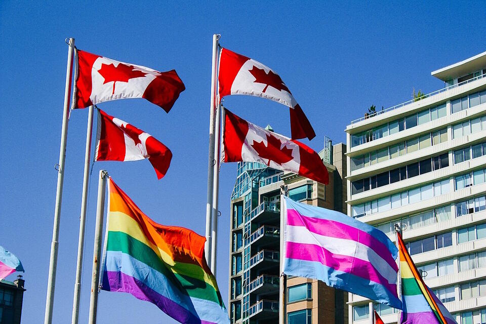 Wspólnie flagi Kanady, LGBT i transgender / autor: Wikimedia Commons-Caitlin Bowen / CC Attribution-Share Alike 2.0