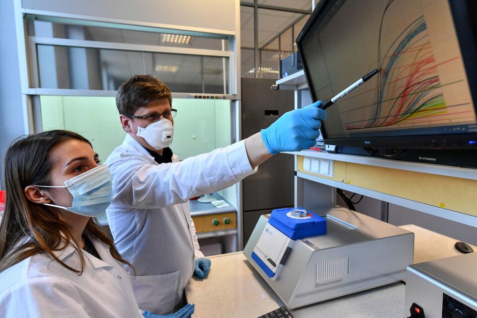 Mgr Sylwia Nakonieczna (L) i dr Radosław Szlązak (R) at work in the Genomics Diagnostic Laboratory in Lublin  / autor: PAP/Wojtek Jargiło