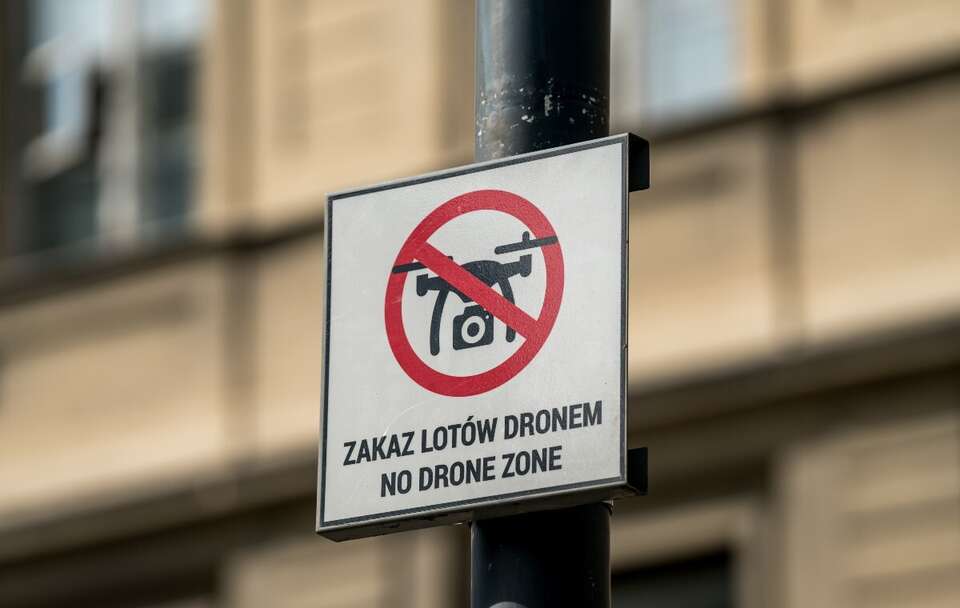 W miejscowości Lekowo na Mazowszu wojskowy dron rozbił się na terenie prywatnej nieruchomości, na zdj. ilustracyjnym znak zakaz lotu dronem / autor: Fratria