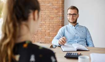 Pracodawcy muszą odkryć karty podczas rekrutacji