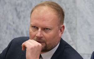 Witold Zembaczyński przyszedł do mediów z niejawnymi dokumentami. / autor: Fratria