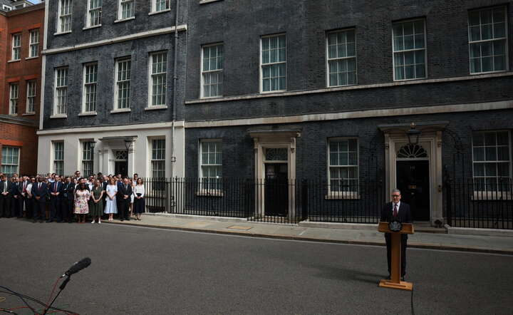 Premier Keir Starmer oznajmia przed siedzibą rządu Wielkiej Brytanii przy Downing Street 10 w Londynie o swojej rezygnacji / autor: PAP/EPA/NEIL HALL Dostawca: PAP/EPA.