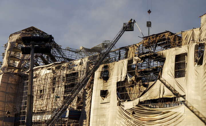 Zanim wybuchł pożar, budynek przechodził remont / autor: LISELOTTE SABROE/EPA/PAP