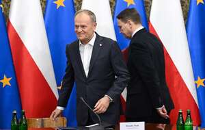 Premier Donald Tusk (C) przewodniczy spotkaniu Zespołu Koordynacyjnego w sprawie sytuacji na Bliskim Wschodzie. / autor: PAP/Radek Pietruszka