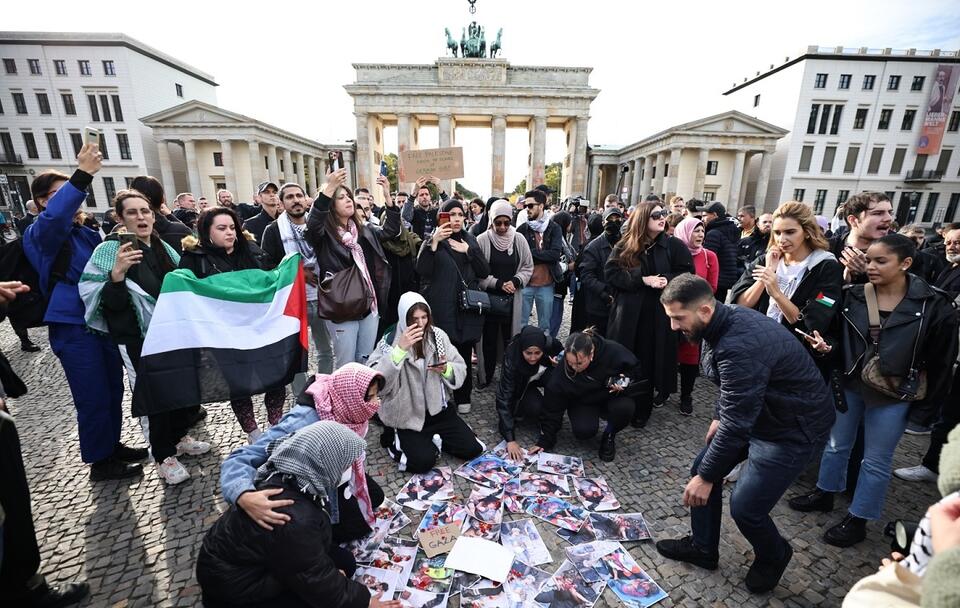 Propalestyńska manifestacja w Berlinie / autor: PAP/EPA/CLEMENS BILAN