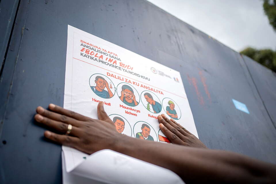 Ebola w Kongo. Plakat o objawach choroby / autor: PAP/EPA/MARIE JEANNE MUNYERENKANA