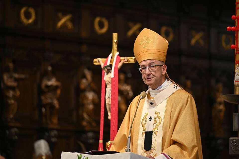 Metropolita warszawski abp Adrian Galbas przewodniczy uroczystej mszy świętej w warszawskiej archikatedrze św. Jana Chrzciciela / autor: PAP/Radek Pietruszka