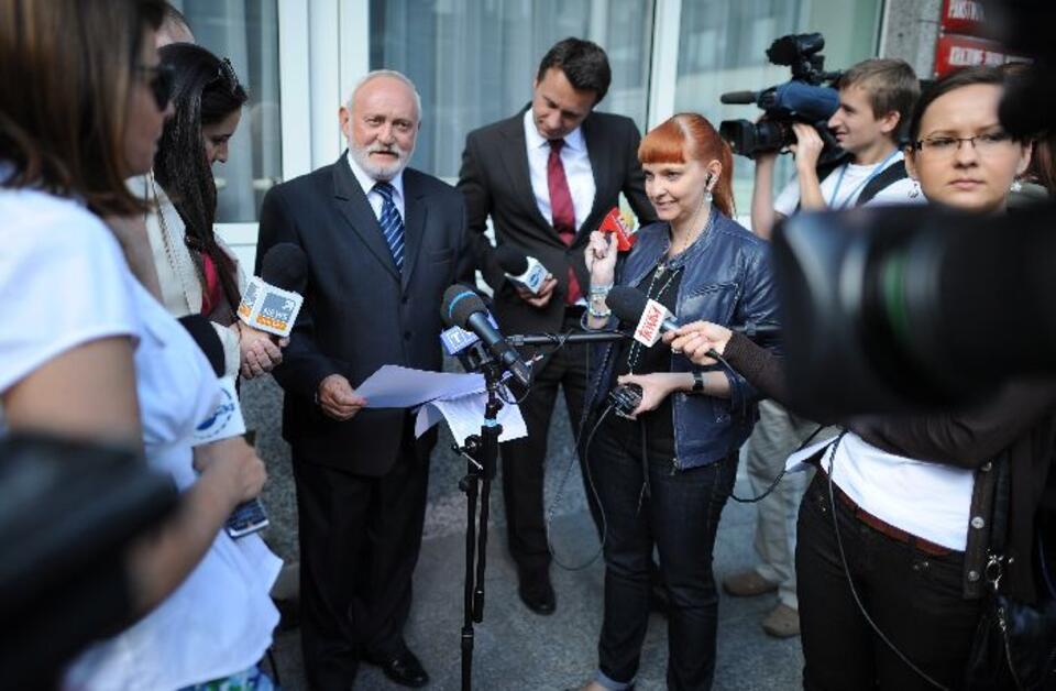 Sekretarz PKW Kazimierz Czaplicki podczas spotkania z dziennikarzami przed siedzibą Państwowej Komisji Wyborczej w Warszawie. Fot. PAP/Jacek Turczyk