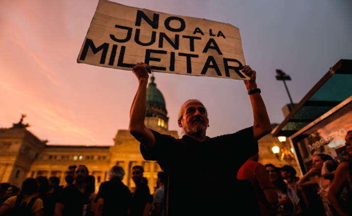 Protest przeciw polityce prezydenta J. Milei przed budynkiem parlamentu w Buenos Aires / autor: PAP/ EPA/JUAN IGNACIO RONCORONI