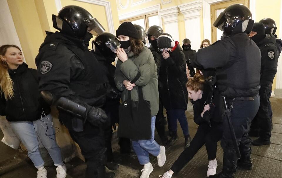 Rosyjska policja zatrzymuje protestujących przeciwko inwazji na Ukrainę / autor: PAP/EPA