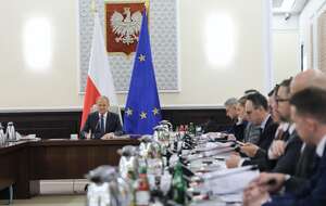 Premier Donald Tusk (L) na posiedzeniu rządu w siedzibie KPRM w Warszawie. / autor: PAP/Rafał Guz