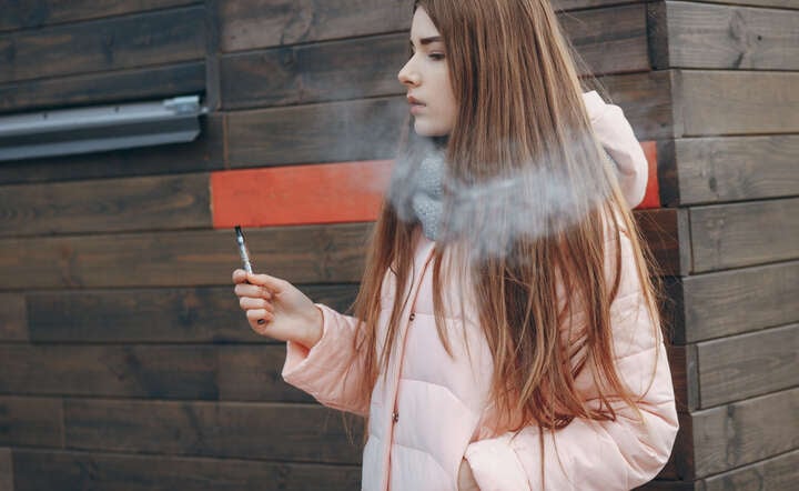 Niemal 43 proc. nastolatków deklaruje, że samodzielnie kupuje e-papierosy w sklepie. / autor: Freepik