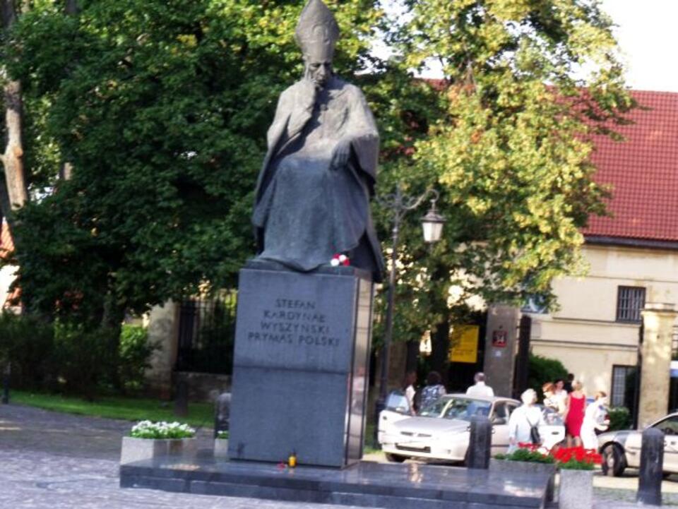 "Z czasem, przed kościołem sióstr wizytek stanął pomnik Prymasa – Ojca ojczyzny, zamyślonego nad losem i wyborami jej dzieci". Fot. wPolityce.pl