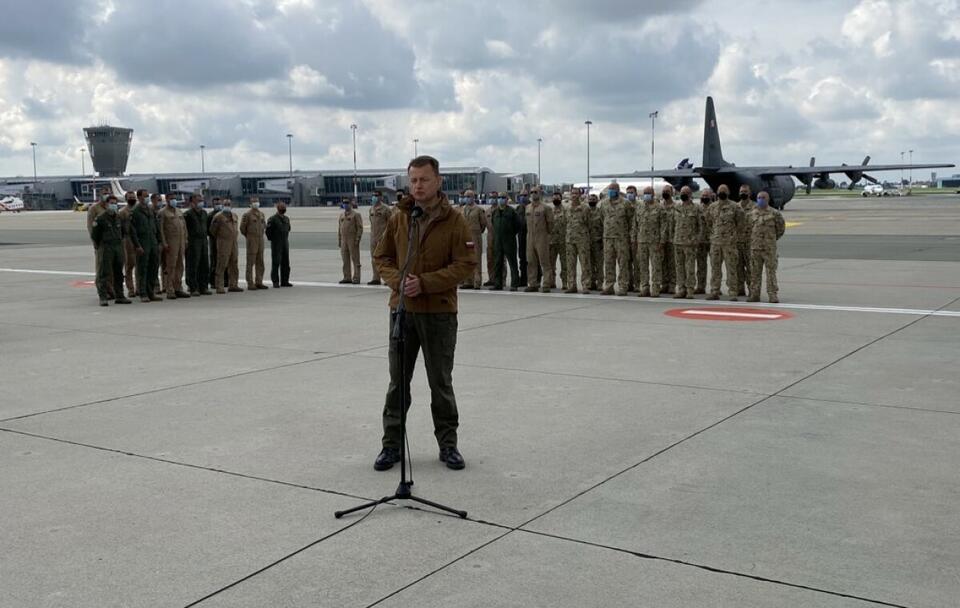 Szef MON na wojskowym lotnisku w Warszawie powitał żołnierzy  / autor: Twitter/Ministerstwo Obrony Narodowej