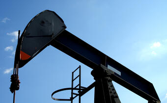 Rosjanie szykują się na długą wojnę... naftową. Mimo spadku cen ropy inwestują w jej wydobycie
