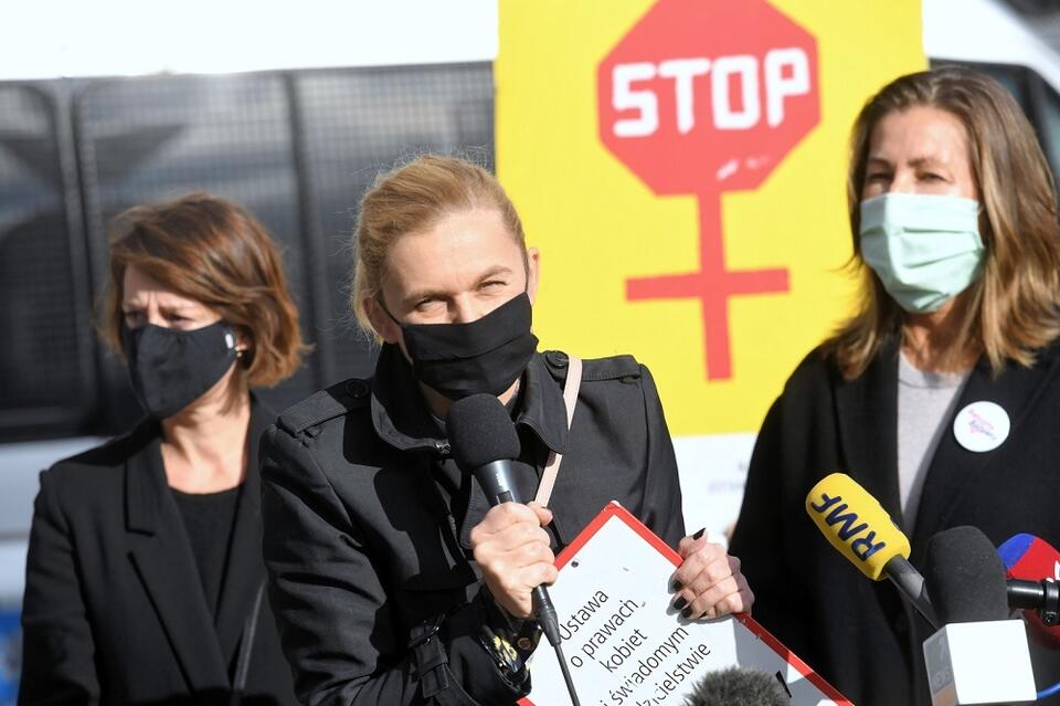 Posłanka KO Barbara Nowacka podczas protestu przeciwko zaostrzeniu prawa aborcyjnego / autor: PAP/Piotr Nowak