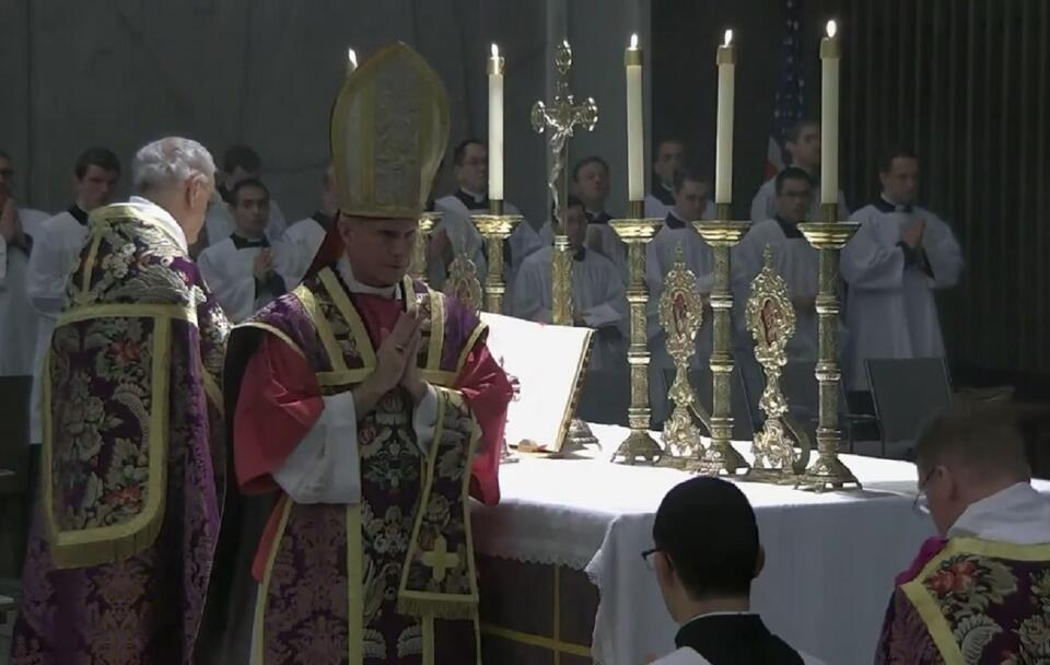 Ks. bp Joseph E. Strickland podczas odprawiania Mszy św. w klasycznym rycie rzymskim ("Mszy trydenckiej") / autor: 	Beauty of the Traditional Latin Mass/CC/Wikimedia Commons