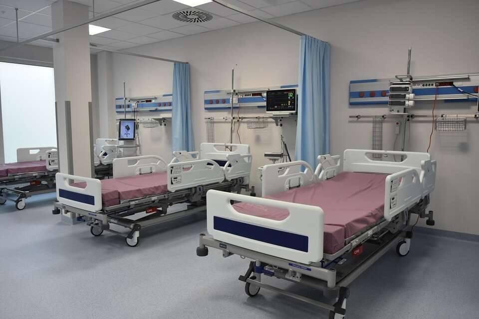 Szpitale wstrzymują przyjęcia. Szefowa MZ próbuje uspokajać