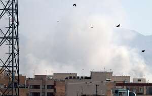 Dym unoszący się nad Teheranem po ataku Izraela i USA na Iran. / autor: PAP/EPA