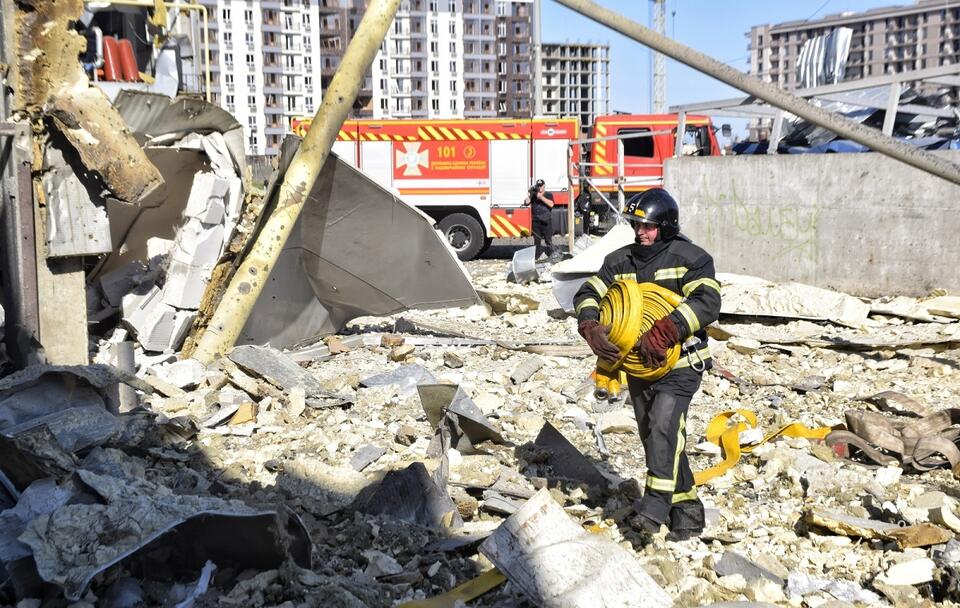 Zniszczenia po rosyjskim ataku rakietowym w Odessie / autor: PAP/Alena Solomonova