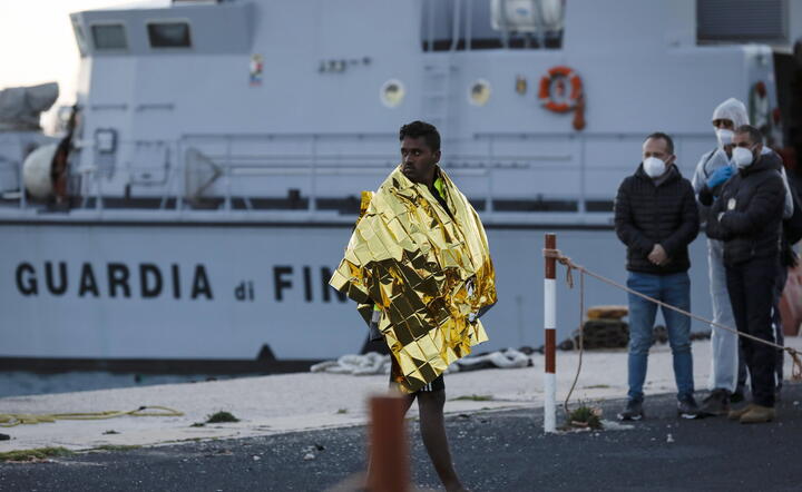Jeden z 17 migrantów, którzy przeżyli katastrofę statku u wybrzeży Libii. / autor: PAP