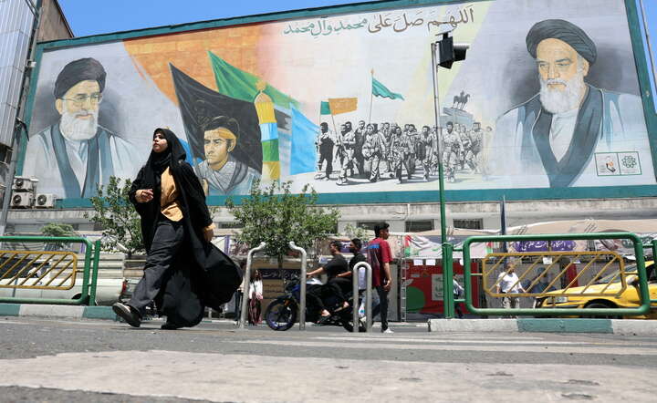 Patriotyczny mural na ulicach Teheranu / autor: PAP/EPA/ABEDIN TAHERKENAREH