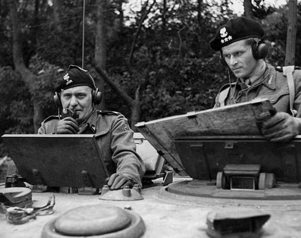 Stanisław Maczek (po lewej) podczas dowodzenia dywizją, 1944 / autor: Wikipedia/Domena publiczna