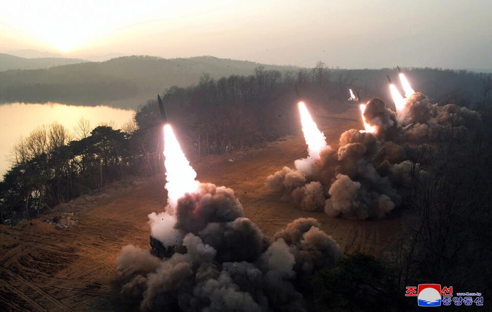 Symulacja ataku na Koreę Płd.  / autor: PAP/EPA